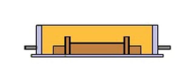 Foto Der Former bereitet die untere Formhälfte vor, das Halbmodell wird mit Sand bedeckt.