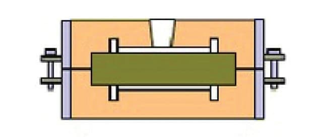 Foto Der Kern wird auf seine Auflager gelegt, dann wird die Form geschlossen.