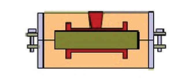 Foto Der Gießer gießt dann die geschmolzene Legierung in die Form.